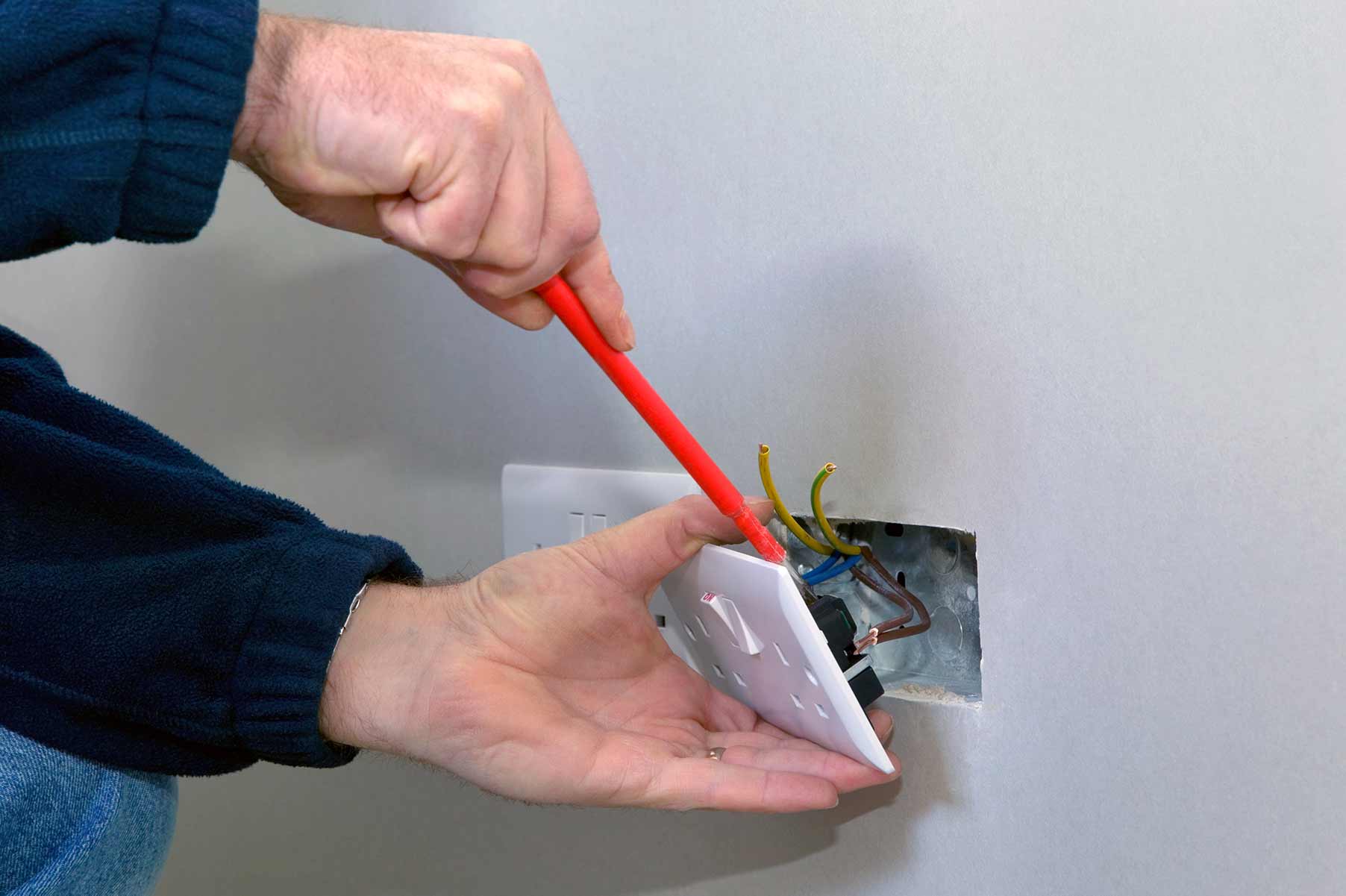 Our electricians can install plug sockets for domestic and commercial proeprties in South Tottenham and the local area. 